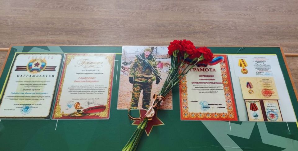 В Лозовской школе открыли Парту Героя в память об участнике СВО Вячеславе Губайдуллине В Лозовской школе открыли Парту Героя в память об участнике СВО Вячеславе Губайдуллине