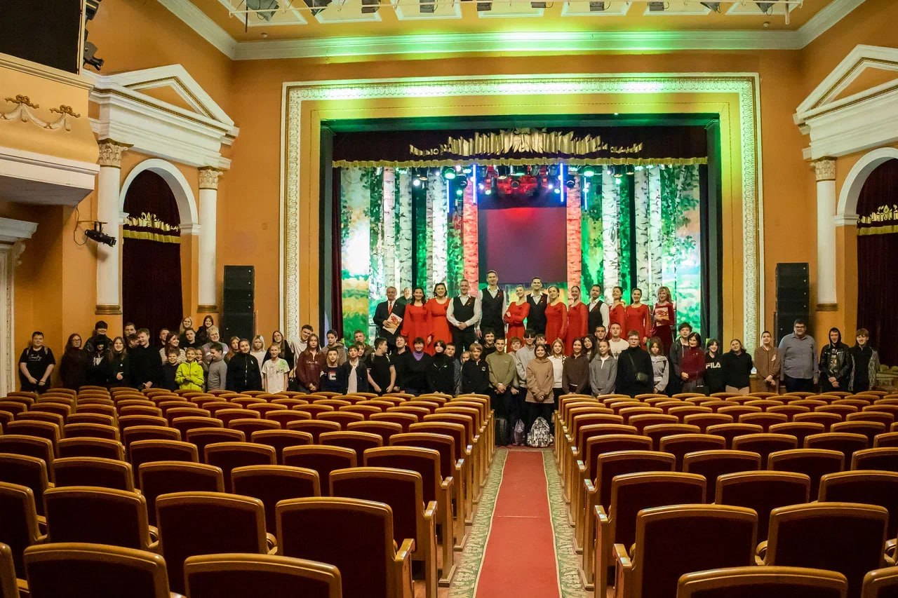 В рамках межведомственного проекта «Культура для школьников» под девизом «Культура начинается с тебя» в Луганском академическом музыкально-драматическом театре имени М. Голубовича состоялся патриотический концерт «Красная... В рамках межведомственного проекта «Культура для школьников» под девизом «Культура начинается с тебя» в Луганском академическом музыкально-драматическом театре имени М. Голубовича состоялся патриотический концерт «Красная...