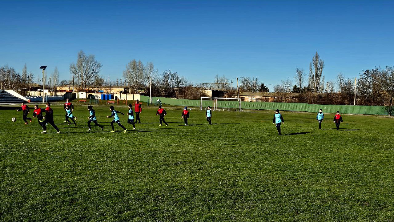 На стадионе «Строитель» прошёл захватывающий товарищеский футбольный матч среди юношей 2015г.р. и младше, посвящённый Дню государственного флага ЛНР! На стадионе «Строитель» прошёл захватывающий товарищеский футбольный матч среди юношей 2015г.р. и младше, посвящённый Дню государственного флага ЛНР!