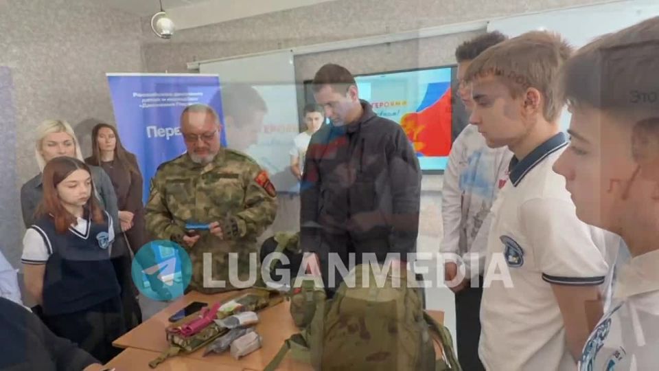 Школьники Краснолучского округа встретились с военнослужащими медицинской роты