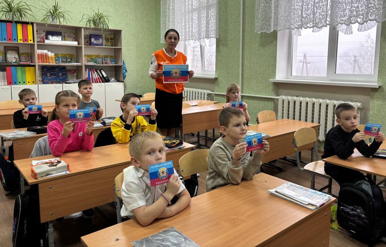 Наш флаг - наша гордость!. 26 ноября - День Флага Луганской Народной Республики Наш флаг - наша гордость!. 26 ноября - День Флага Луганской Народной Республики