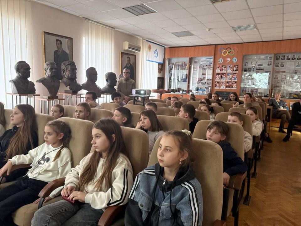 Яркий и насыщенный событиями день выдался у группы обучающихся Ровеньковской гимназии № 1 Яркий и насыщенный событиями день выдался у группы обучающихся Ровеньковской гимназии № 1