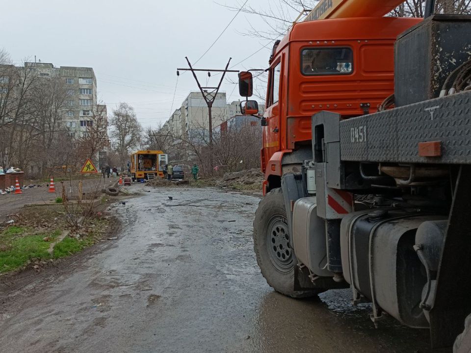 В Луганске специалисты «Луганскводы» меняют очередной аварийный участок водовода В Луганске специалисты «Луганскводы» меняют очередной аварийный участок водовода