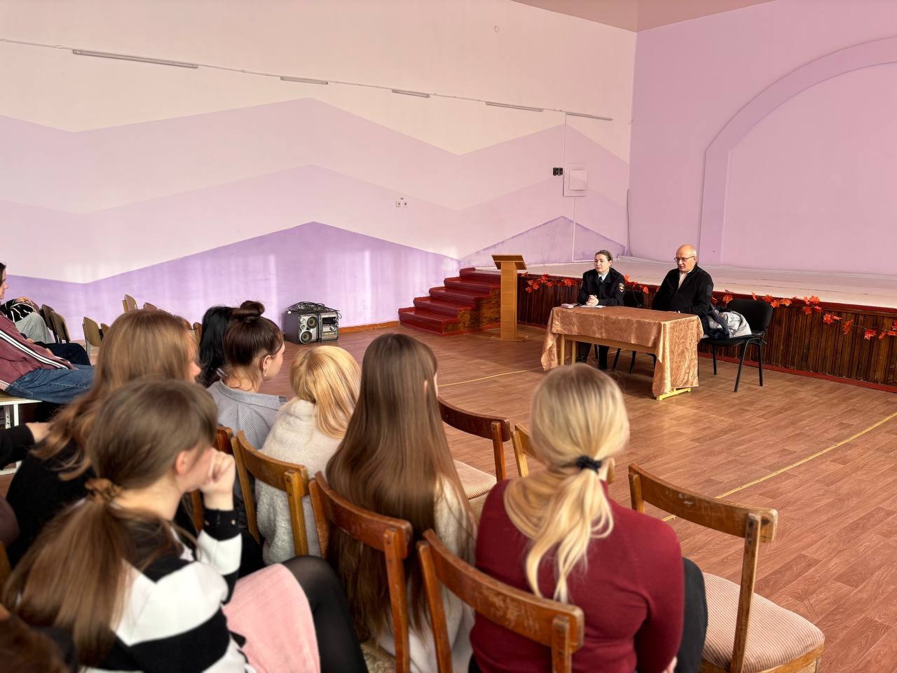 В Ровеньковской школе №3 прошла важная и познавательная встреча для старшеклассников В Ровеньковской школе №3 прошла важная и познавательная встреча для старшеклассников