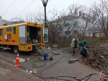 В Луганске специалисты меняют очередной аварийный участок водовода