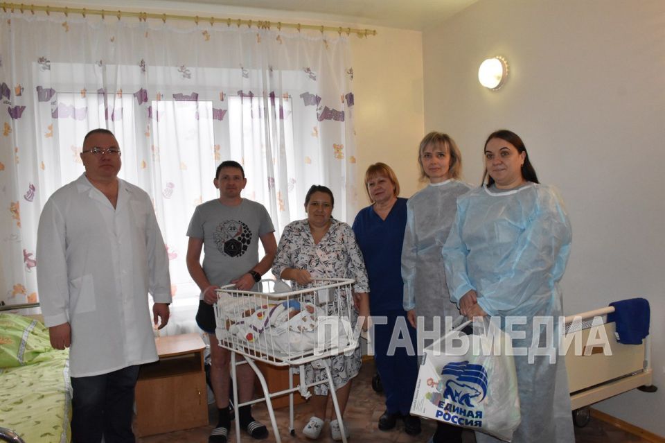 Новоиспеченных мамочек поздравили в родильном отделении Антрацита