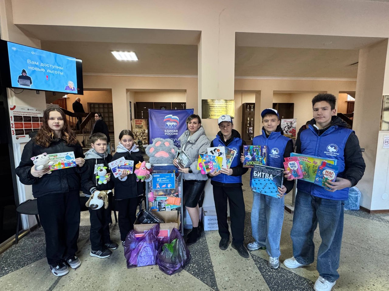 С теплом и заботой приносят краснолучане игрушки и наборы для творчества в боксы акции "Коробка храбрости" С теплом и заботой приносят краснолучане игрушки и наборы для творчества в боксы акции "Коробка храбрости"