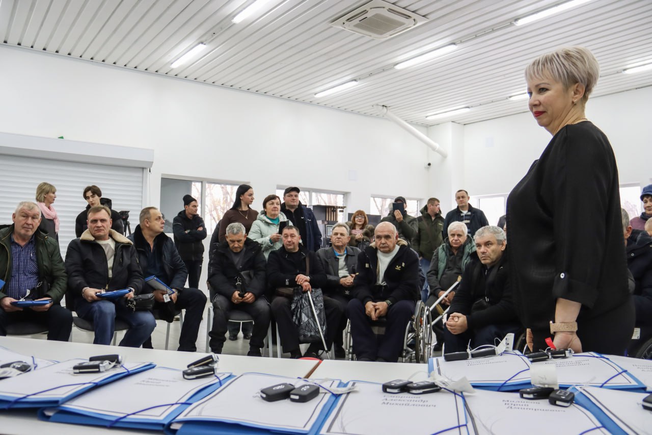 ОСФР по ЛНР передал во владение гражданам, ранее пострадавшим на производстве, автомобили с ручным управлением ОСФР по ЛНР передал во владение гражданам, ранее пострадавшим на производстве, автомобили с ручным управлением