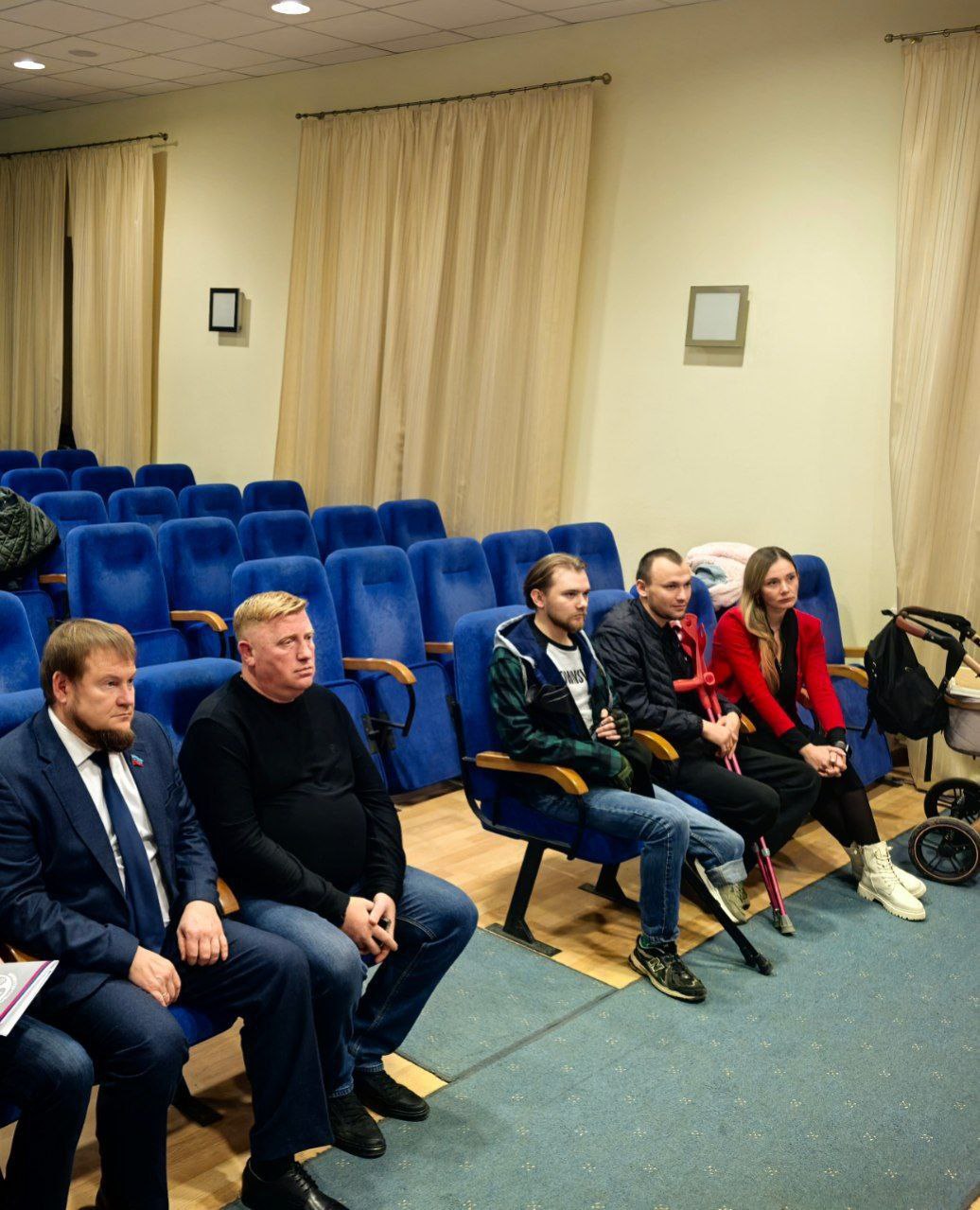 Виктор Водолацкий: Провел рабочую встречу с представителями команд по следж-хоккею в Луганске Виктор Водолацкий: Провел рабочую встречу с представителями команд по следж-хоккею в Луганске