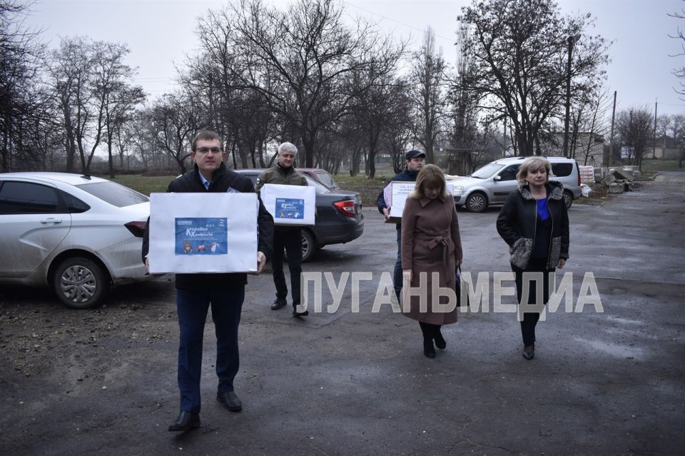 В рамках акции «Коробка храбрости» единороссы Брянки передали собранные неравнодушными людьми игрушки в педиатрическое отделение городской больницы