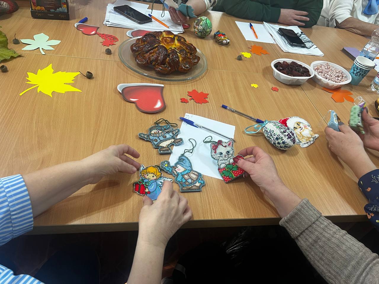 В преддверии Дня матери в Беловодском МО состоялась встреча с женами и матерями участников СВО на тему «Для уютного досуга осень - лучшая подруга», организованная совместно клубом «Женщина в деле» при ТО ГКУ «Республиканский... В преддверии Дня матери в Беловодском МО состоялась встреча с женами и матерями участников СВО на тему «Для уютного досуга осень - лучшая подруга», организованная совместно клубом «Женщина в деле» при ТО ГКУ «Республиканский...