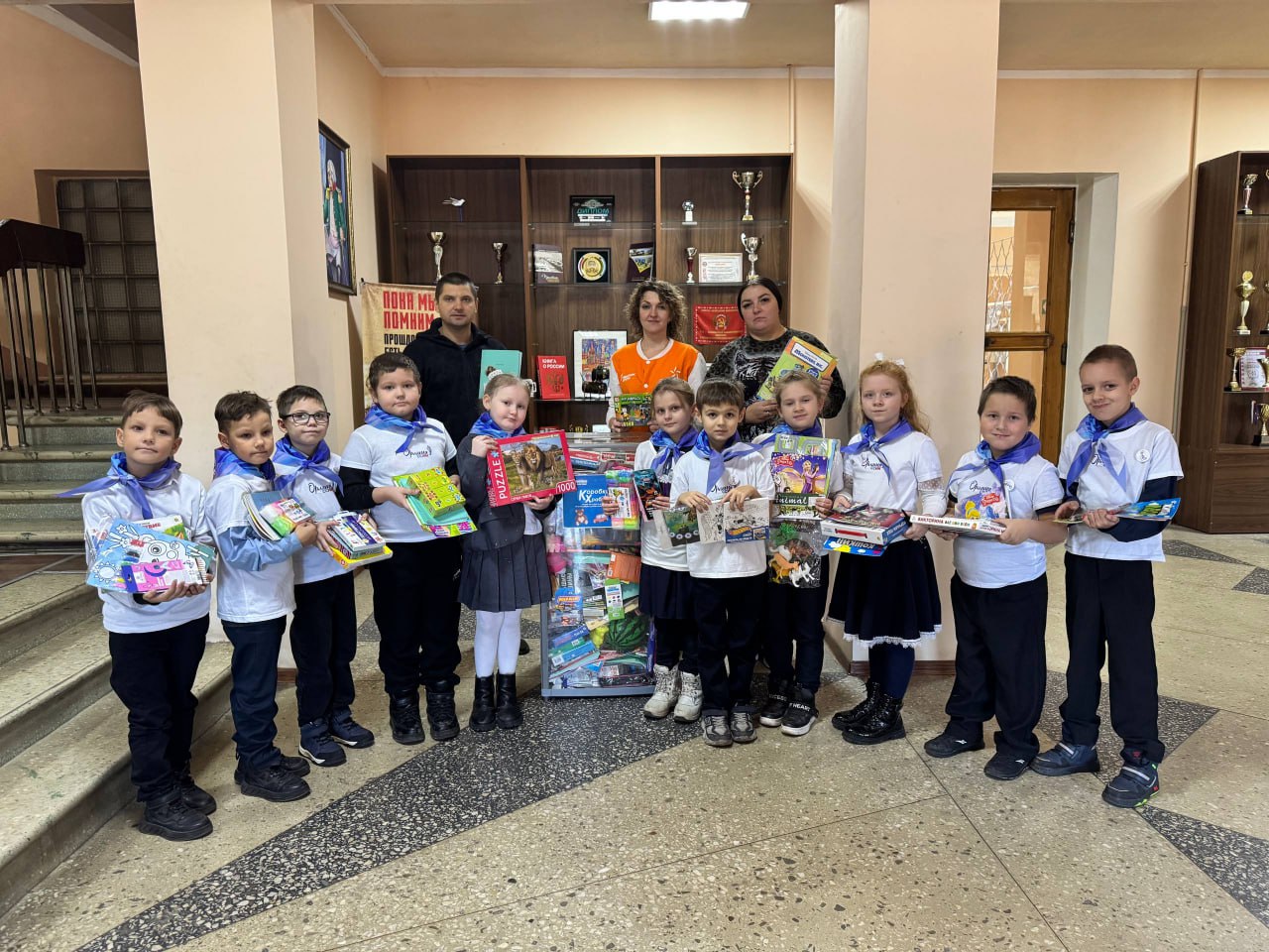 С теплом и заботой приносят краснолучане игрушки и наборы для творчества в боксы акции "Коробка храбрости" С теплом и заботой приносят краснолучане игрушки и наборы для творчества в боксы акции "Коробка храбрости"