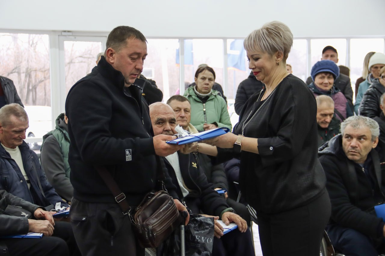 ОСФР по ЛНР передал во владение гражданам, ранее пострадавшим на производстве, автомобили с ручным управлением ОСФР по ЛНР передал во владение гражданам, ранее пострадавшим на производстве, автомобили с ручным управлением