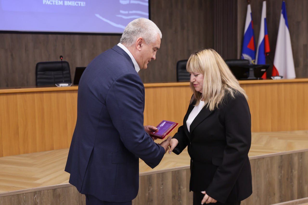 Глава Крыма Сергей Аксёнов отметил благодарностями сотрудников Федеральной налоговой службы Глава Крыма Сергей Аксёнов отметил благодарностями сотрудников Федеральной налоговой службы