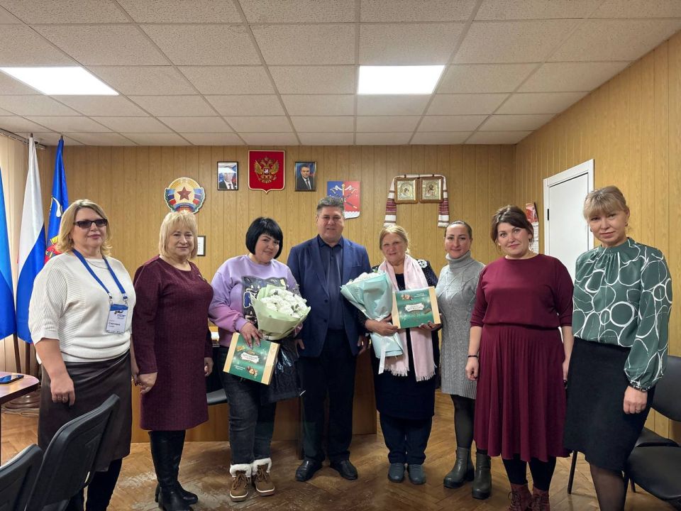 Альберт Зинченко: Вместе с председателем Совета Станично-Луганского МО Татьяной Пономаревой и заместителем Главы Администрации Анной Кулиш, в преддверии Дня Матери встретились с родственниками военнослужащих, которые погибли...