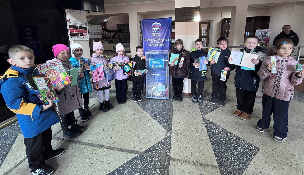 С теплом и заботой приносят краснолучане игрушки и наборы для творчества в боксы акции "Коробка храбрости"