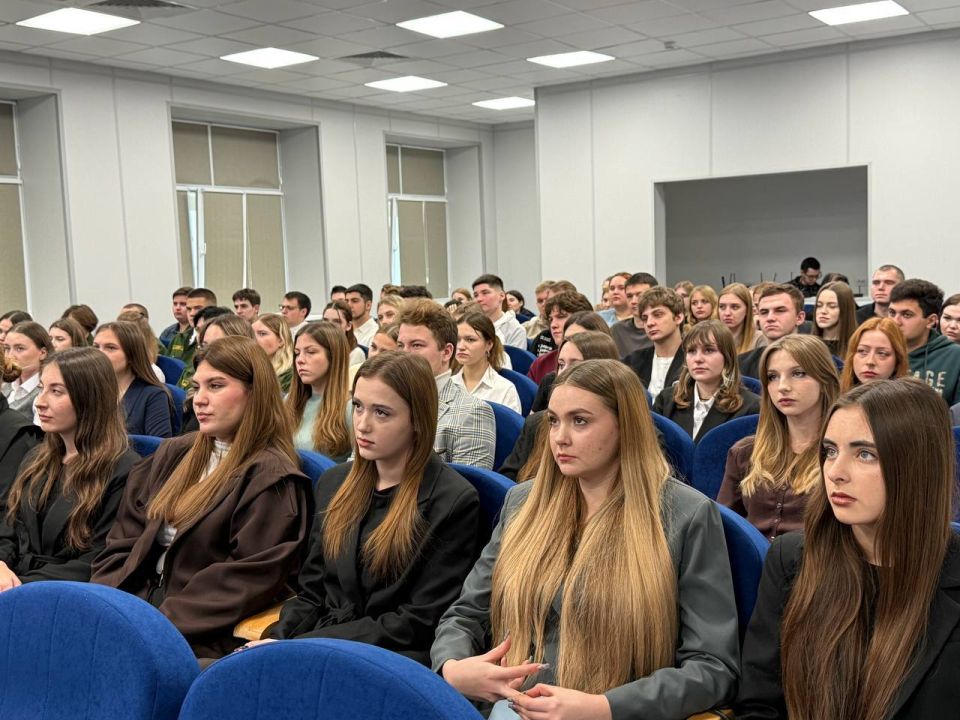 Яна Пащенко обсудила с молодежью Луганска развитие города и карьерные возможности Яна Пащенко обсудила с молодежью Луганска развитие города и карьерные возможности