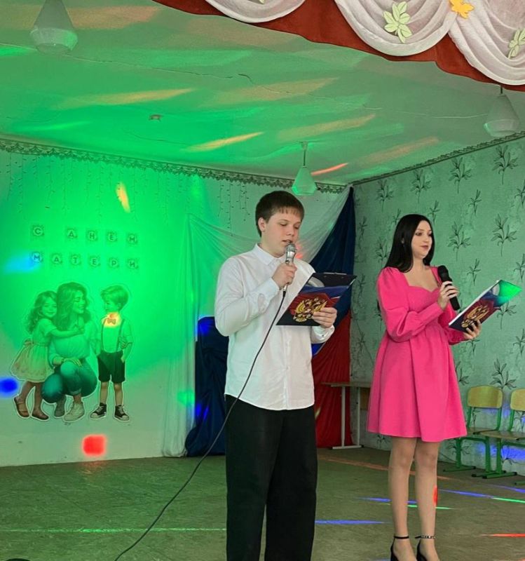 Сегодня в «Станично-Луганской средней школе имени Грекова П.М.» прошел праздничный концерт, посвященный Дню матери