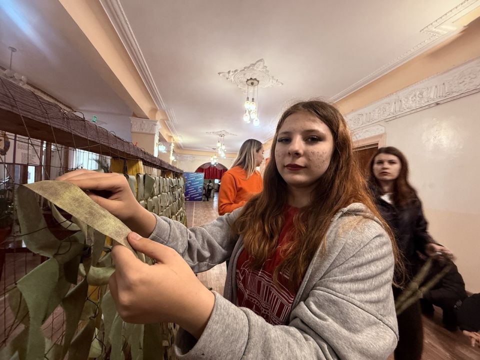 В Кировске в очередной раз прошел мастер – класс по изготовлению маскировочной сети для военнослужащих В Кировске в очередной раз прошел мастер – класс по изготовлению маскировочной сети для военнослужащих