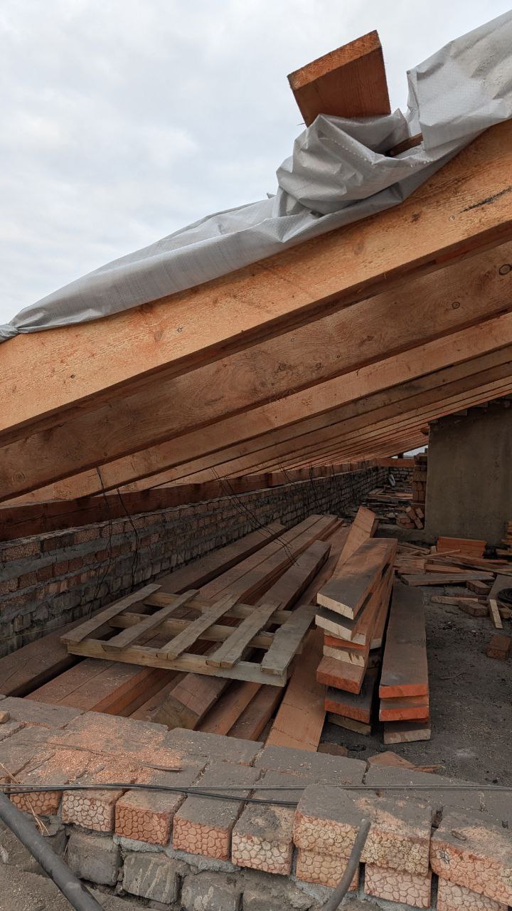 В поселке Краснодон продолжается капитальный ремонт кровли многоквартирного жилого дома по адресу: ул. Елисеенко, д. 14. Работы ведутся в рамках специального инфраструктурного проекта при поддержке Тюменской области В поселке Краснодон продолжается капитальный ремонт кровли многоквартирного жилого дома по адресу: ул. Елисеенко, д. 14. Работы ведутся в рамках специального инфраструктурного проекта при поддержке Тюменской области