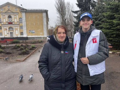 Патриотическая акция «Ленточка Республики» ко Дню флага ЛНР