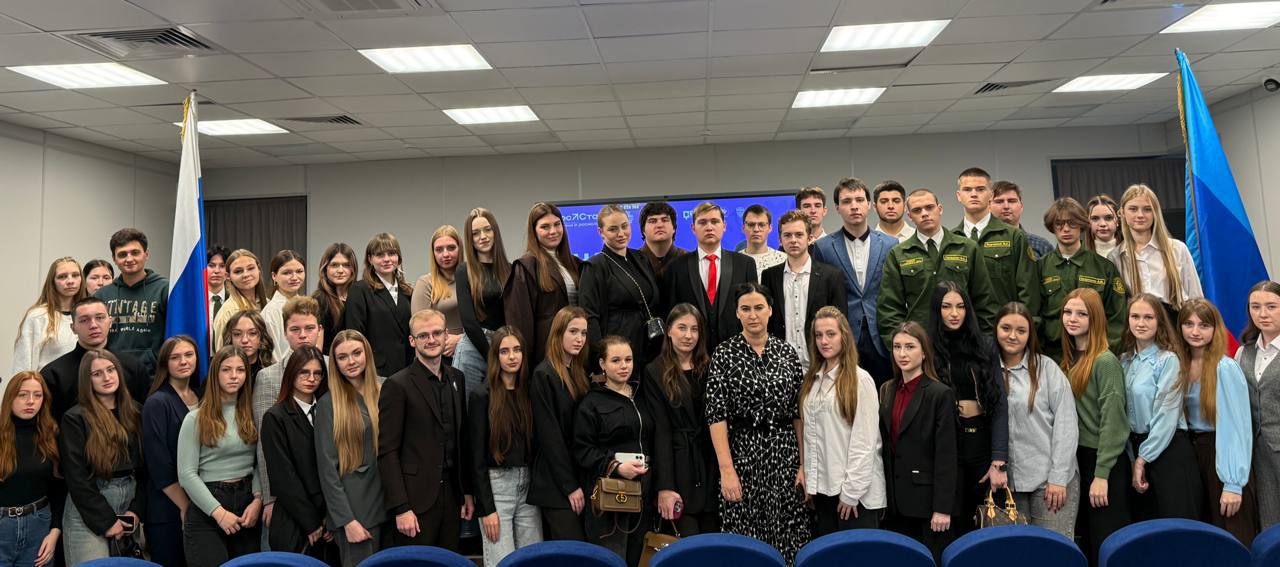 Яна Пащенко обсудила с молодежью Луганска развитие города и карьерные возможности