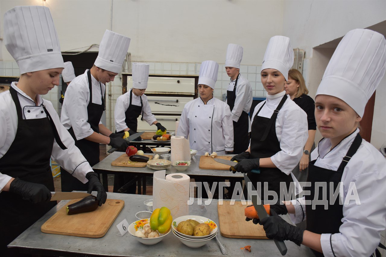 Студенты Первомайского колледжа приняли участие в конкурсе поварского искусства Студенты Первомайского колледжа приняли участие в конкурсе поварского искусства