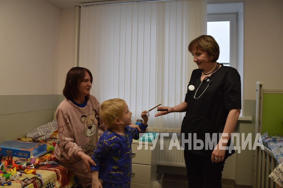 Врачи из Тюмени продолжают оказывать медицинскую помощь краснодонским пациентам Врачи из Тюмени продолжают оказывать медицинскую помощь краснодонским пациентам