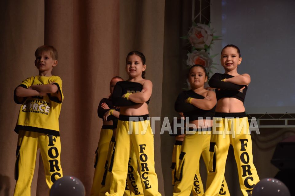 Трогательный и душевный праздничный вечер, приуроченный празднованию Дня матери прошел в Краснодоне