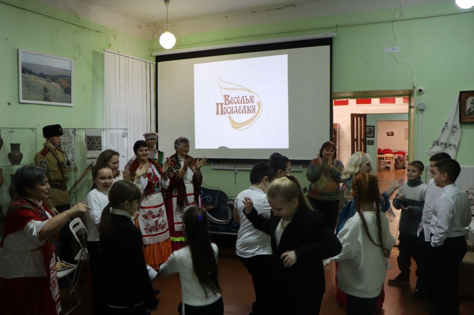 В музее истории города Ровеньки прошло интерактивное занятие «Веселые посиделки» В музее истории города Ровеньки прошло интерактивное занятие «Веселые посиделки»
