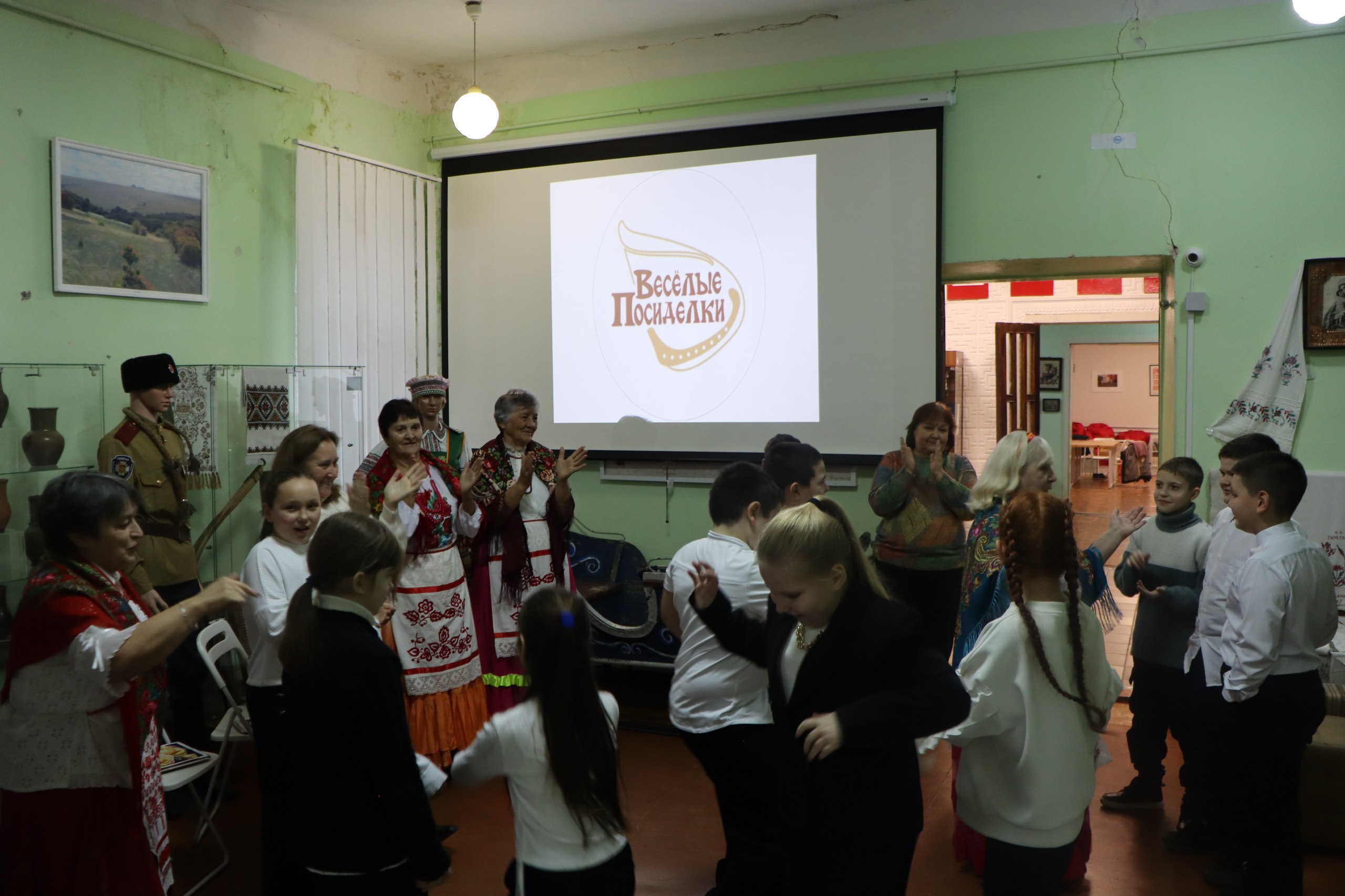 В музее истории города Ровеньки прошло интерактивное занятие «Веселые посиделки» В музее истории города Ровеньки прошло интерактивное занятие «Веселые посиделки»