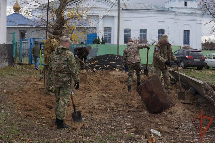Росгвардейцы помогли благоустроить территорию нового Иверского женского монастыря в селе Старый Айдар Росгвардейцы помогли благоустроить территорию нового Иверского женского монастыря в селе Старый Айдар
