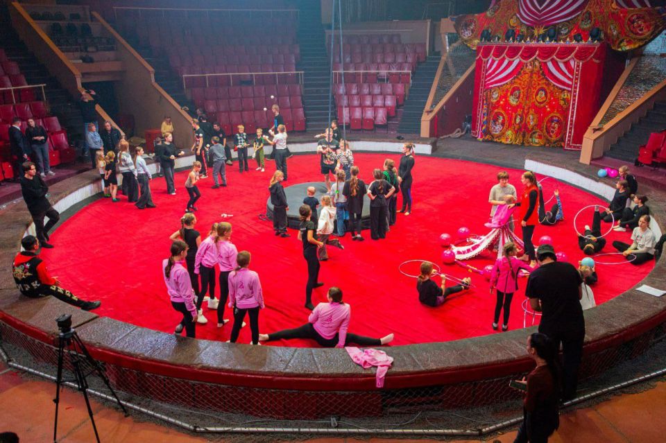 Мастер-класс от артистов цирковой программы «Золотой сезон» прошел сегодня в Луганском цирке Мастер-класс от артистов цирковой программы «Золотой сезон» прошел сегодня в Луганском цирке