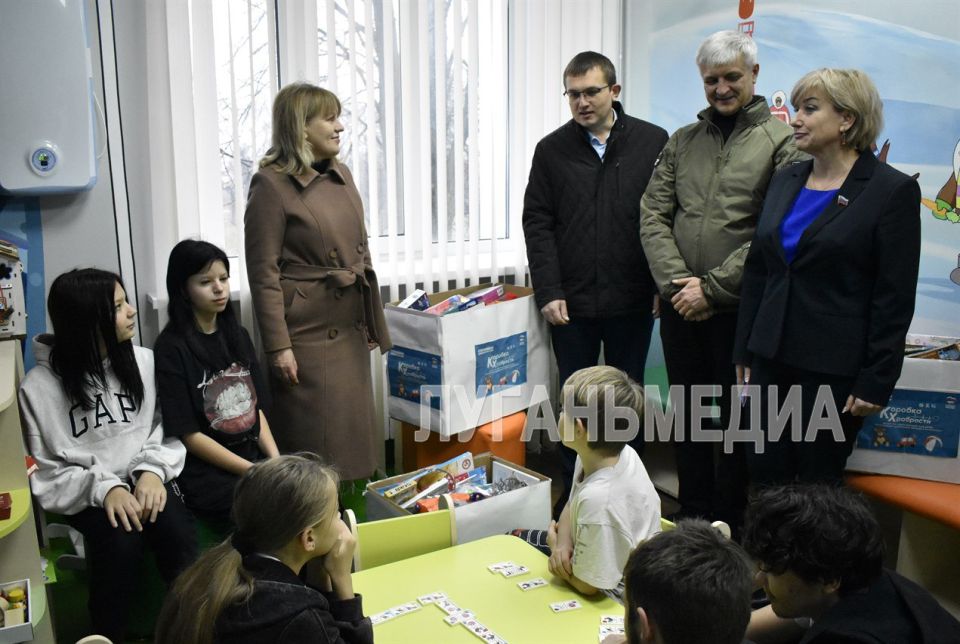В рамках акции «Коробка храбрости» единороссы Брянки передали собранные неравнодушными людьми игрушки в педиатрическое отделение городской больницы В рамках акции «Коробка храбрости» единороссы Брянки передали собранные неравнодушными людьми игрушки в педиатрическое отделение городской больницы