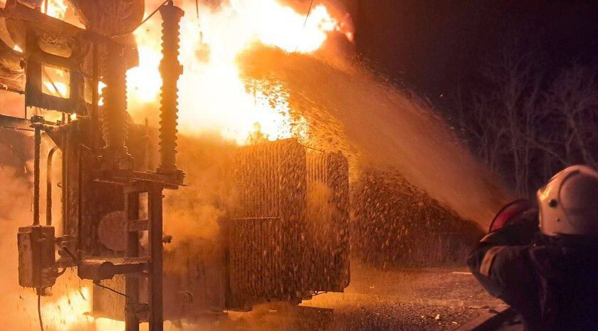 Украинские боевики ночью совершили массированную атаку БПЛА на энергетическую инфраструктуру четырех муниципалитетов ЛНР, сообщил Глава Республики Леонид Пасечник