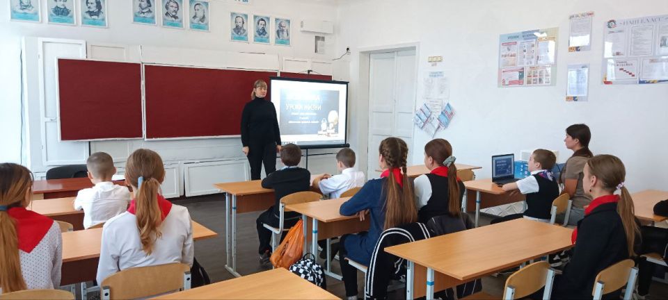 Специалист отдела культуры, спорта и молодёжной политики с участием представителей Филиала № 6 «Семейный центр» провела воспитательное мероприятие на тему: «Право и обязанность. Наступление последствий» Специалист отдела культуры, спорта и молодёжной политики с участием представителей Филиала № 6 «Семейный центр» провела воспитательное мероприятие на тему: «Право и обязанность. Наступление последствий»