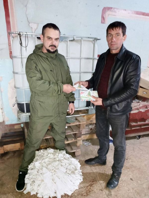 ПЛЕЧОМ К ПЛЕЧУ. Депутат Совета Ровеньковского городского округа от фракции ЛДПР Павел Старостенко передал бойцам Интербригады «Пятнашка» гуманитарную помощь, собранную неравнодушными жителями города ПЛЕЧОМ К ПЛЕЧУ. Депутат Совета Ровеньковского городского округа от фракции ЛДПР Павел Старостенко передал бойцам Интербригады «Пятнашка» гуманитарную помощь, собранную неравнодушными жителями города