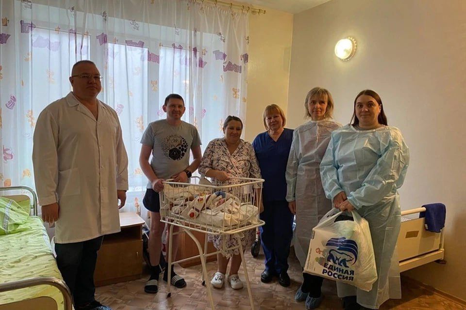 Роднее мамы в мире нет: В преддверии Дня матери в Антраците поздравили рожениц