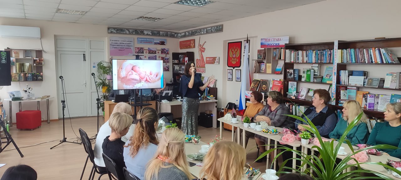 В Славяносербской центральной библиотеке состоялось торжественное мероприятие, посвященное Дню матери «Почёт тем, кто дарит жизнь» В Славяносербской центральной библиотеке состоялось торжественное мероприятие, посвященное Дню матери «Почёт тем, кто дарит жизнь»