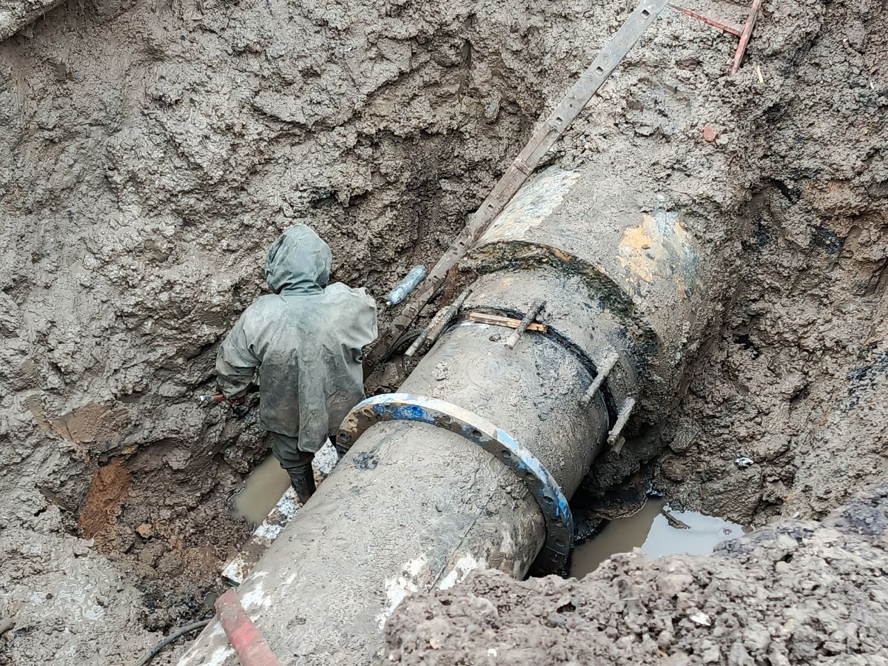 В Луганске специалисты «Луганскводы» меняют очередной аварийный участок водовода В Луганске специалисты «Луганскводы» меняют очередной аварийный участок водовода