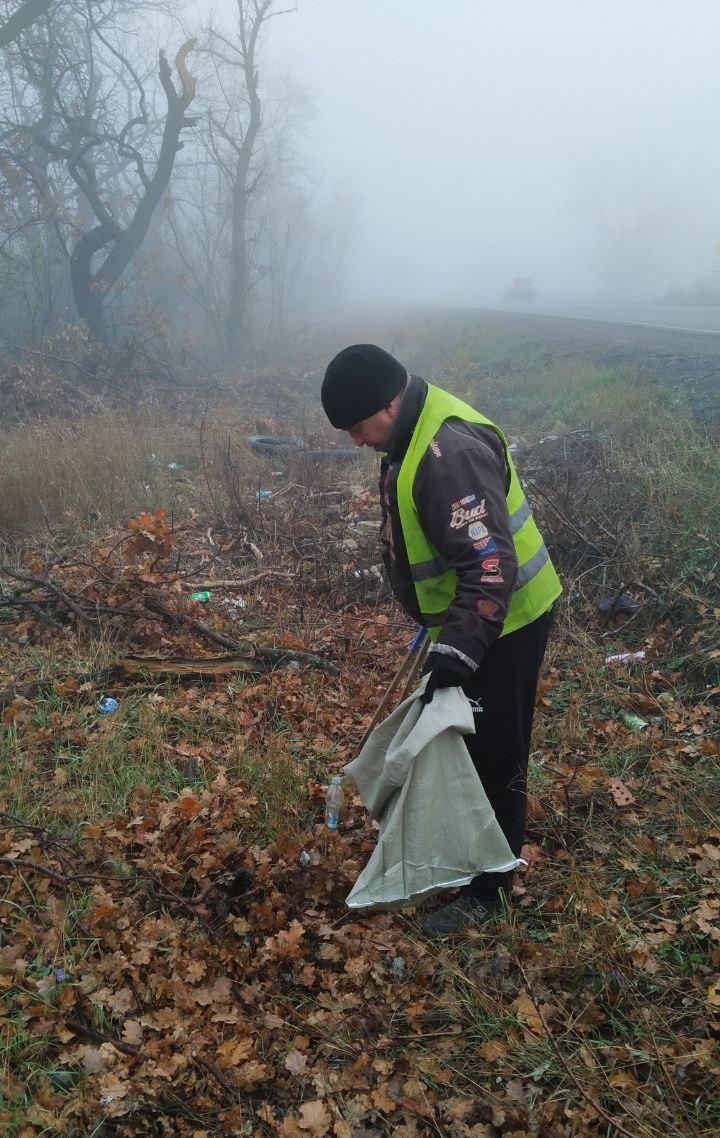 На автодороге Луганск – Георгиевка с подъездом к аэропорту выполнены работы по уборке мусора вдоль обочин На автодороге Луганск – Георгиевка с подъездом к аэропорту выполнены работы по уборке мусора вдоль обочин