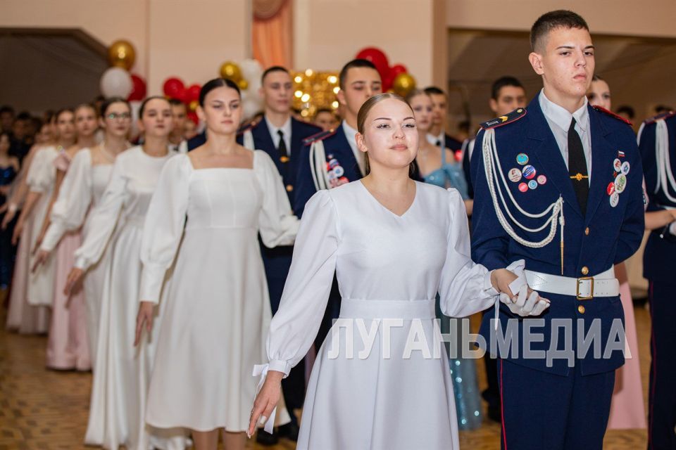 В Луганске состоялись подведение итогов Года защитника Отечества и ежегодный бал лицеистов