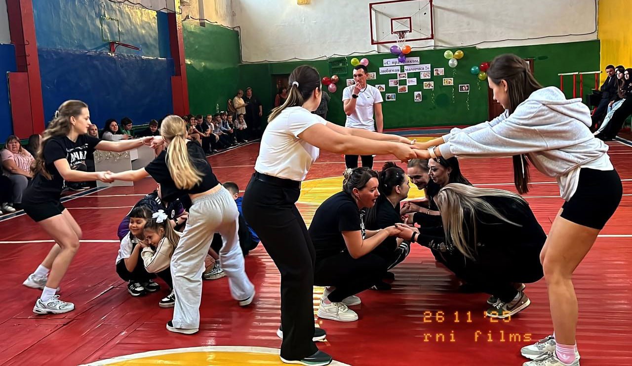 В Антрацитовской средней школе №12 прошли соревнования, приуроченные к празднованию Дня Матери