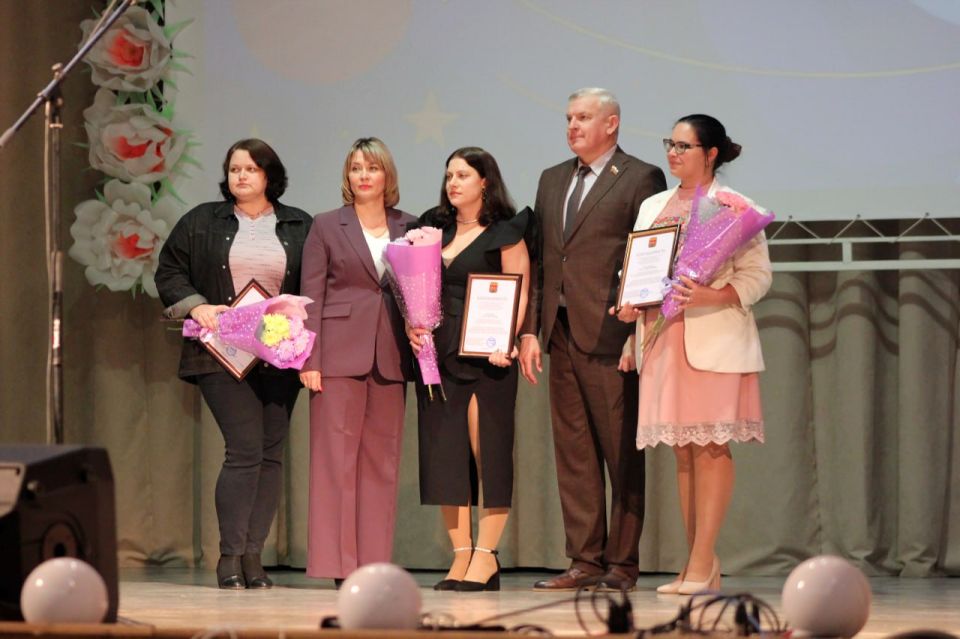 «С любовью к мамам»: в Краснодоне состоялось торжественное мероприятие, посвящённое Дню матери «С любовью к мамам»: в Краснодоне состоялось торжественное мероприятие, посвящённое Дню матери