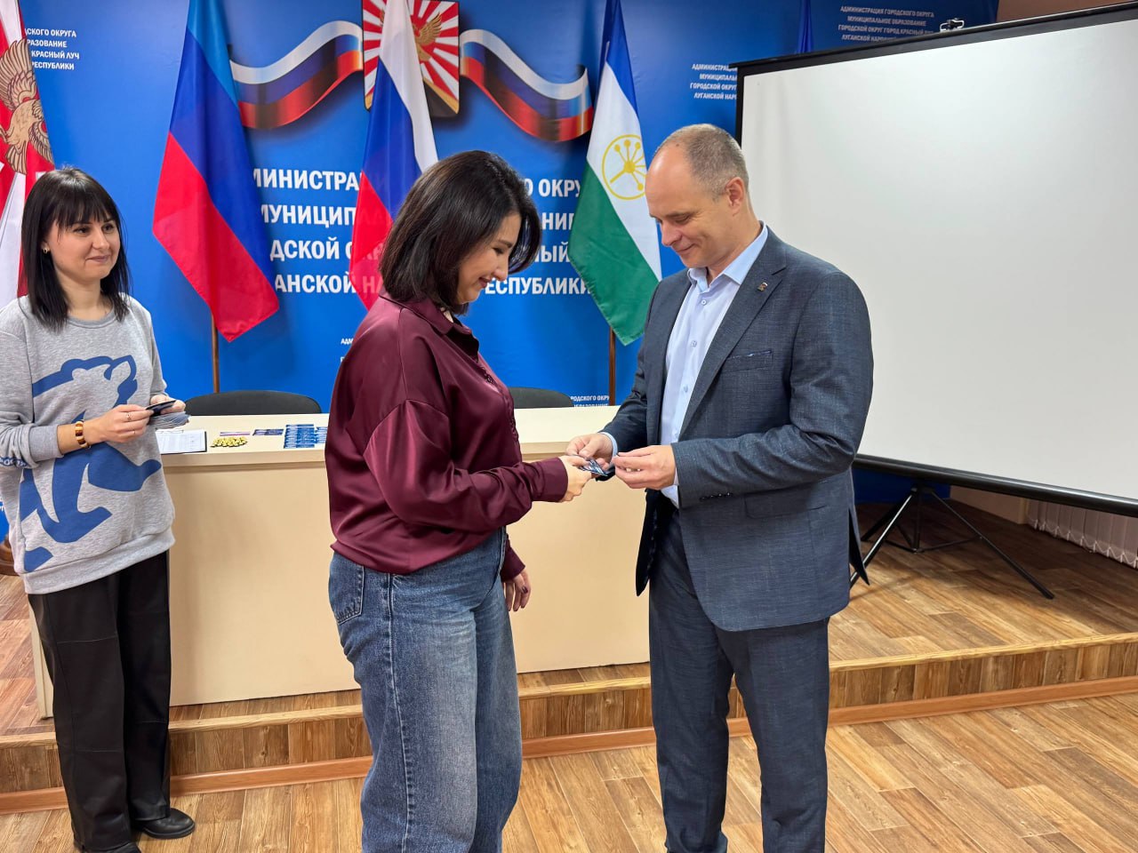 Команда партийцев Краснолучского местного отделения пополнилась новыми членами Команда партийцев Краснолучского местного отделения пополнилась новыми членами