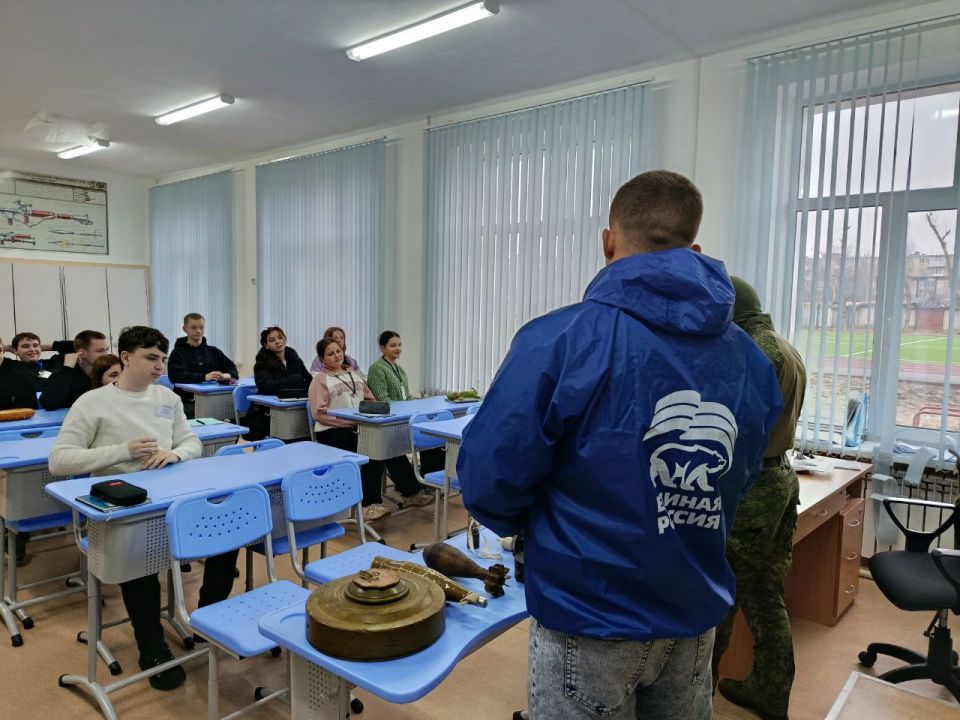 "ЕДИНАЯ РОССИЯ" продолжает обучать школьников Северодонецка правилам обращения со взрывоопасными предметами "ЕДИНАЯ РОССИЯ" продолжает обучать школьников Северодонецка правилам обращения со взрывоопасными предметами
