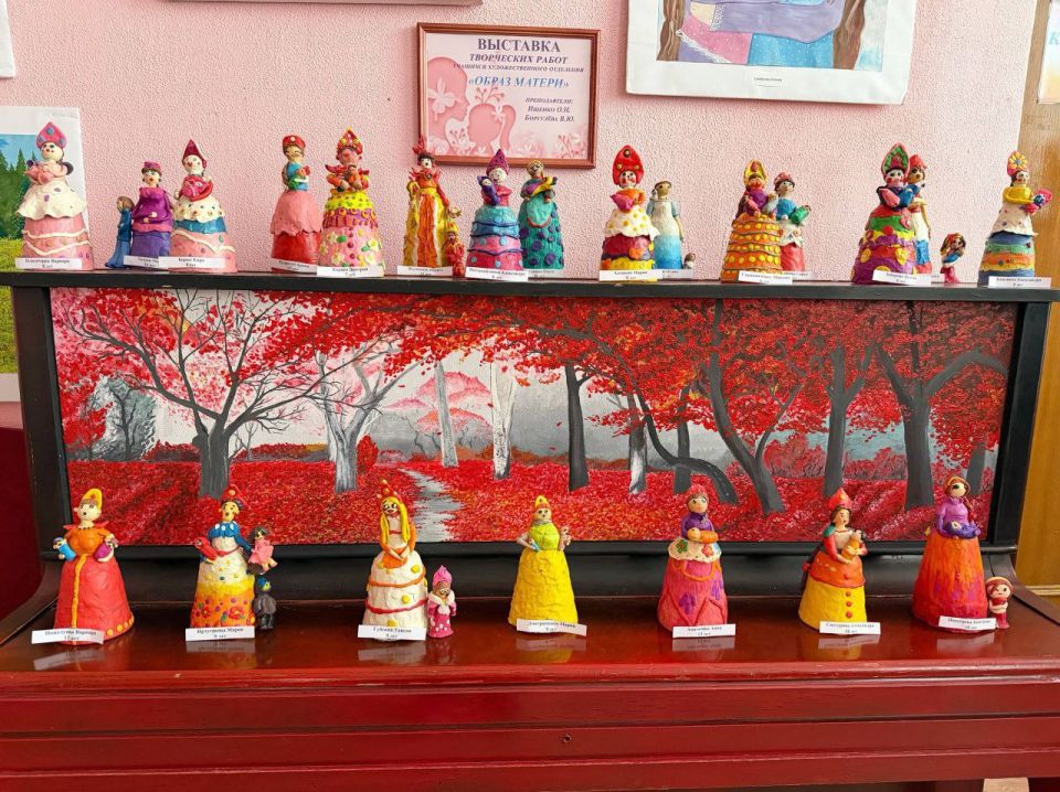 Перед началом торжественного мероприятия, посвященного Дню матери, глава городского округа город Первомайск Сергей Колягин погрузился в мир детского творчества на выставке «Образы матери» Перед началом торжественного мероприятия, посвященного Дню матери, глава городского округа город Первомайск Сергей Колягин погрузился в мир детского творчества на выставке «Образы матери»