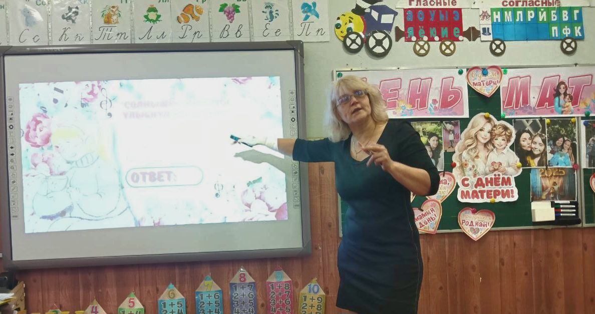 В 1 классе Станично-Луганской средней школы имени Грекова П.М. прошёл творческий мастер-класс по изготовлению открыток ко Дню Матери, и главными героями этого праздника стали наши замечательные ребята из движения "Орлята...