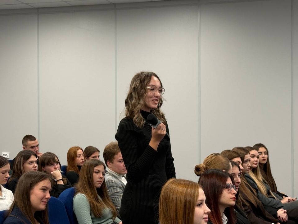 Яна Пащенко обсудила с молодежью Луганска развитие города и карьерные возможности Яна Пащенко обсудила с молодежью Луганска развитие города и карьерные возможности