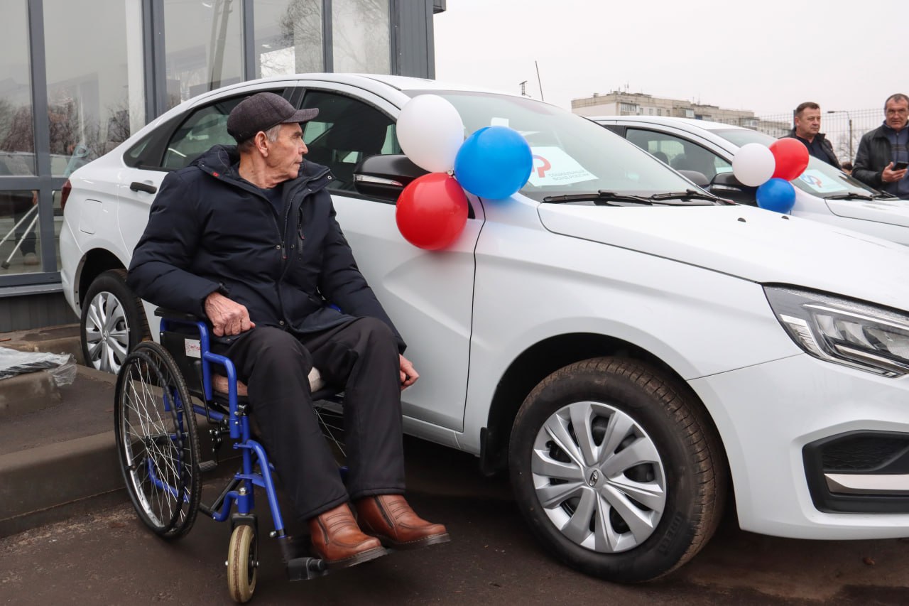 ОСФР по ЛНР передал во владение гражданам, ранее пострадавшим на производстве, автомобили с ручным управлением ОСФР по ЛНР передал во владение гражданам, ранее пострадавшим на производстве, автомобили с ручным управлением